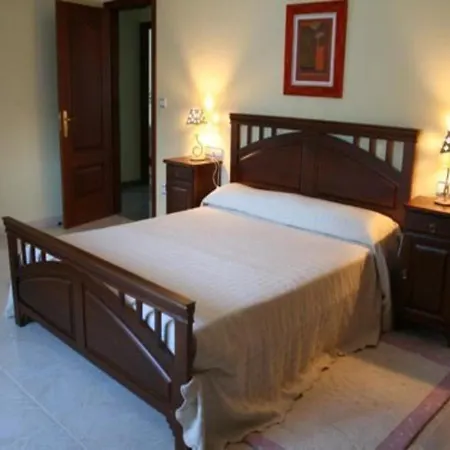 Hébergement de vacances House - 6 Bedrooms With Pool - 00126 *