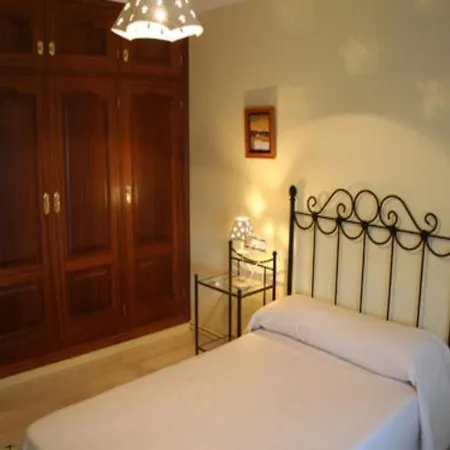 Hébergement de vacances House - 6 Bedrooms With Pool - 00126